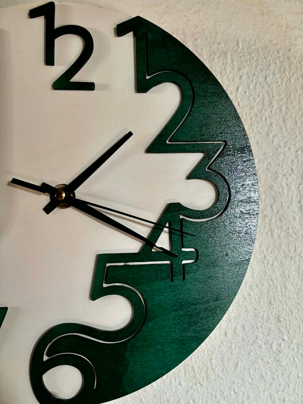 Zöld-fehér falióra (Green and white wall clock)