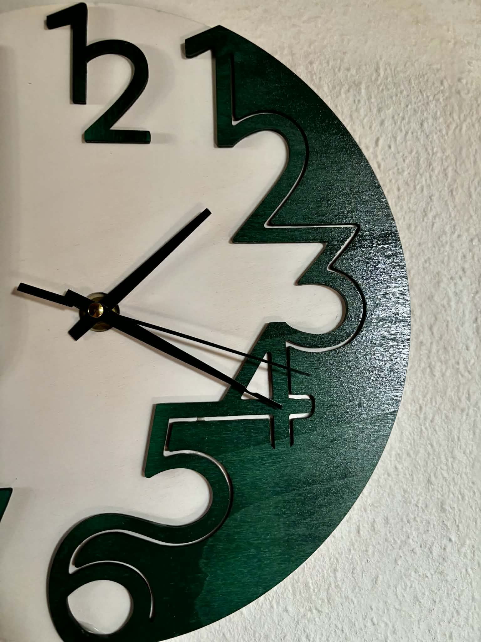 Zöld-fehér falióra (Green and white wall clock)